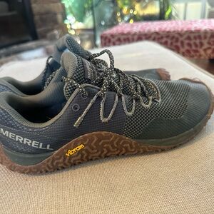 MERRELL men’s trail glove size 10